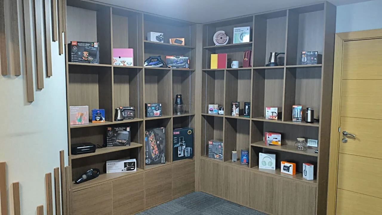 Ahşap vitrinlerde ürün ambalajları