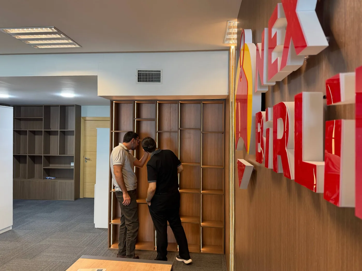 Vitrin yanında konuşan iki kişi · müşterinin sağladığı fotoğraf