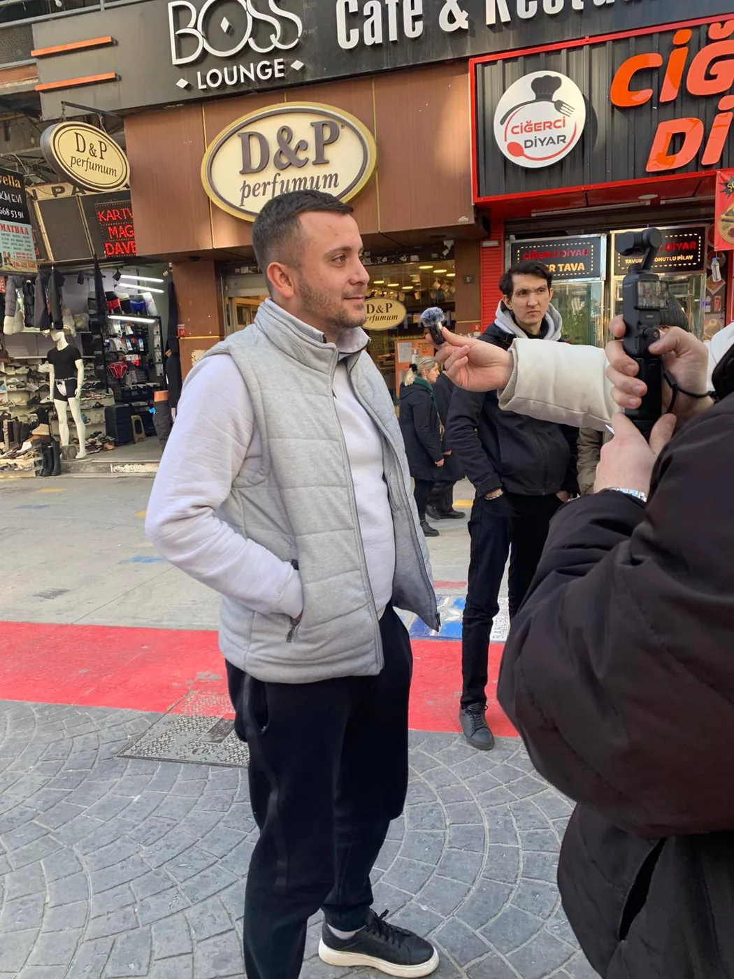 Sokakta kırmızı çantayla sohbet sahnesi; alıcı yorumu olarak sunulmuyor · müşterinin sağladığı fotoğraf