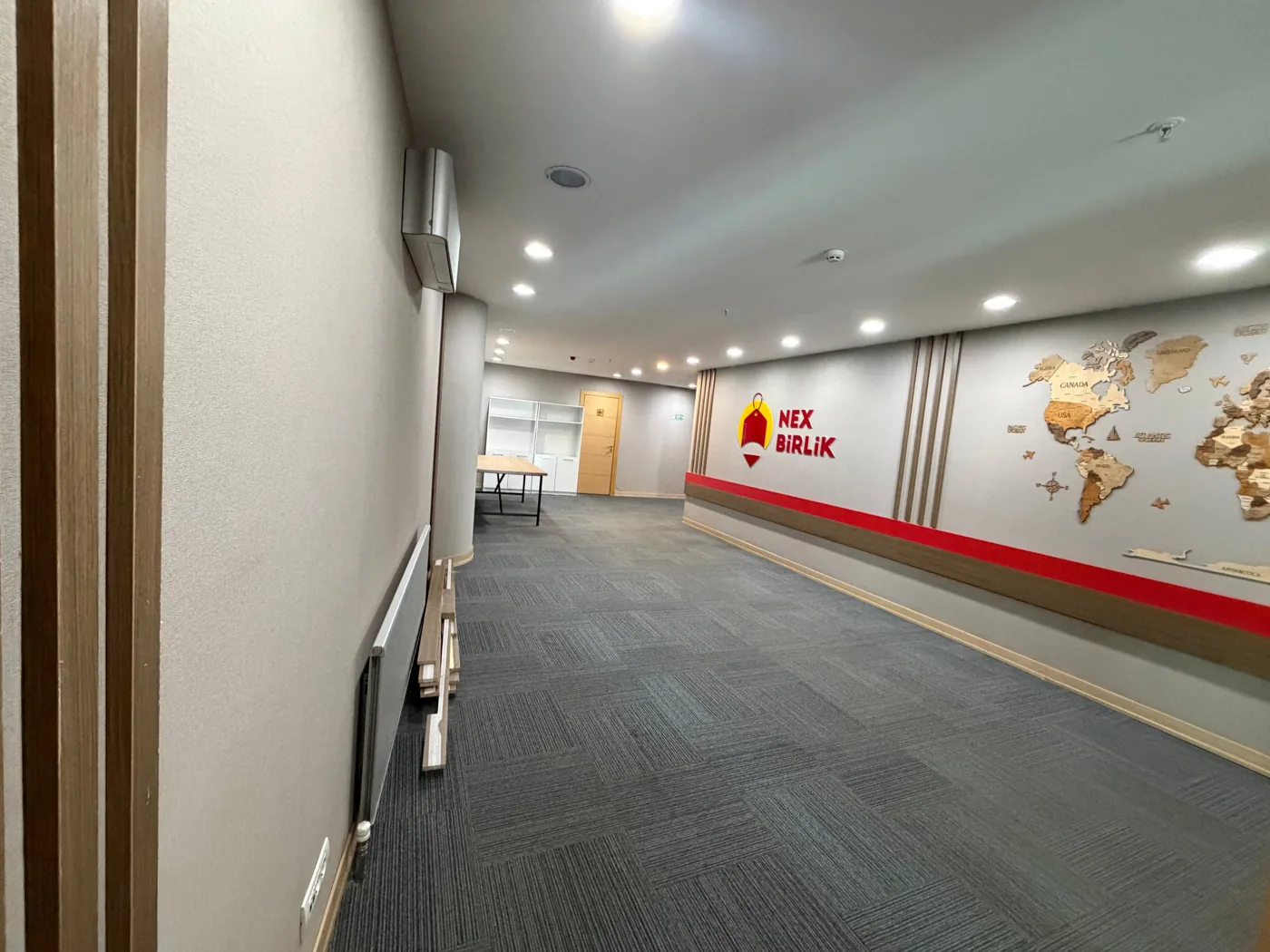 Duvarında dekoratif öğeler bulunan ofis koridoru